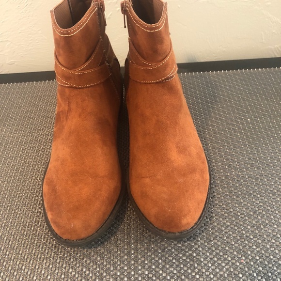 Size 9 like new memory foam ankle boots - Picture 2 of 4